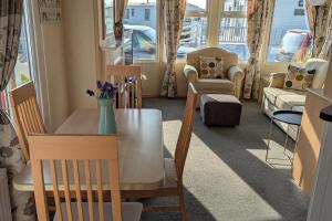 Beachcomber Cabin Dog Friendly - Anderby Creek