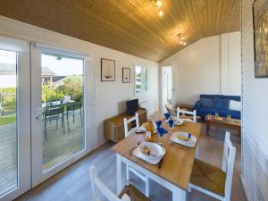 Maisons de vacances Chalet pour 4 dans une residence avec piscine : photos des chambres