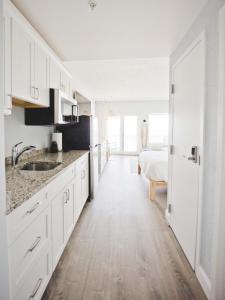 Hampton Tides-Ocean View-Top Floor With Balcony