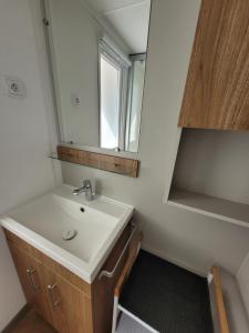 MH 170 AVENTURA 3 chambres dont une suite parentale et 2 salles de bain dans camping 4étoiles