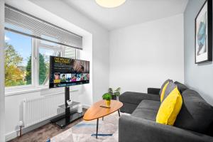 Cozy Apartment - Pet Friendly - Street Parking - Free Netflix 4BR