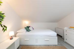 Bright Attic M4 - 2 Bedrooms