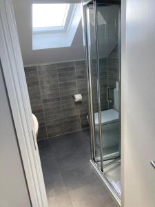 Modern and Spacious Apt6 - sleeps 6 - free parking