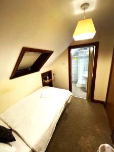 Single Room room in Little Foxes Hotel & Gatwick Airport Parking