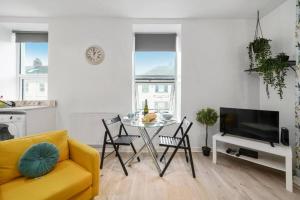 The Golden Glow Flat - Fresh, Airy & Inviting Stay