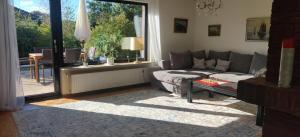 Ferienhaus mit Kamin nahe beheiztem am Waldschwimmbad