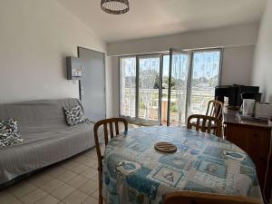 Appartement cosy en centre-ville avec balcon, parking et à 10 min des plages - 4 couchages - FR-1-224B-196