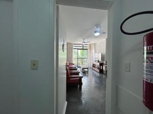 Amplo apto , 3 banheiros, 3 quartos com serviço de praia na Enseada Guarujá