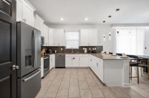 2858 Storey Lake brand new 19guests pool game room