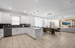 2858 Storey Lake brand new 19guests pool game room