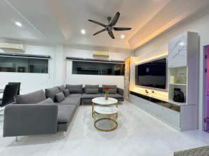 Secret Villa Private 4BR with Pool and Cinema