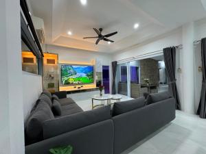 Secret Villa Private 4BR with Pool and Cinema