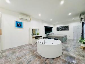 Secret Villa Private 4BR with Pool and Cinema