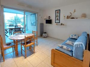 Proche des plages, residence avec piscine, T2 equipe wifi avec garage