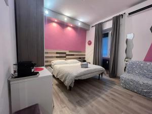 Double Room with Private Bathroom room in WhatsHouse Roma