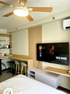 Cozy studio with pool and balcony near airport