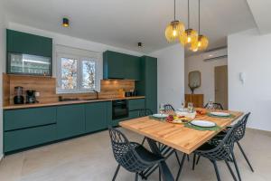 Modern Casa di Lucija with heated pool, near Airport, own parking