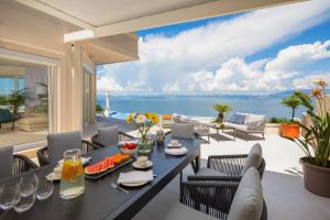 La Villa - BEACHFRONT - INFINITY HEATED POOL - NEW