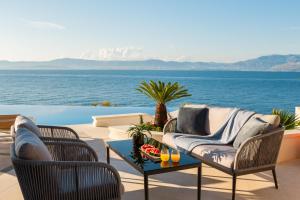 La Villa - BEACHFRONT - INFINITY HEATED POOL - NEW