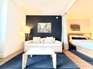 2 bedroom Stylish Condo Downtown Pool Gym spa