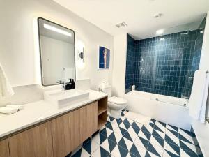 2 bedroom Stylish Condo Downtown Pool Gym spa