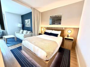 2 bedroom Stylish Condo Downtown Pool Gym spa