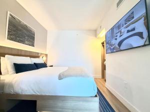 2 bedroom Stylish Condo Downtown Pool Gym spa