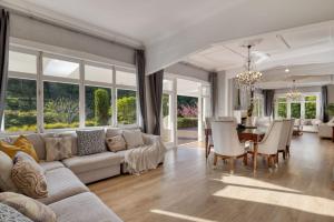 Riverside holiday house with Kaimai View