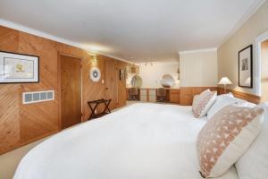 5 minute drive to Pearl Street - Best Neighborhood in Boulder