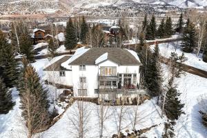 Charming 5BD Mountain Estate Perfect for Families