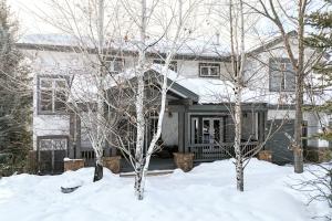 Charming 5BD Mountain Estate Perfect for Families