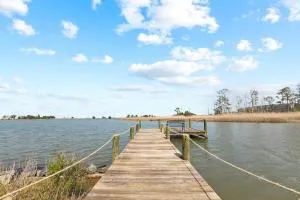 Cozy Sunrise Waterfront Cottage & Dock - Ewell