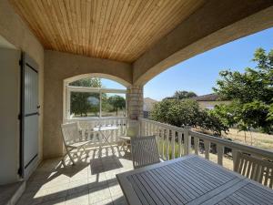 Maisons de vacances Villa a Orgnac-l'Aven avec piscine chauffee, 6 pers, jardin cloture, animaux admis - FR-1-382-127 : photos des chambres