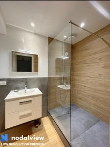 Appartements Cozy renovated apartment with cinema atmosphere and view : photos des chambres