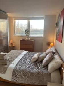 Limehouse Marina, London large 2 bed