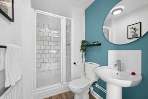 The Pinnacle by Cotels - CENTRAL LOCATION, PARKING, FIBRE WIFI, SMART TV, FULLY EQUIPPED KITCHEN