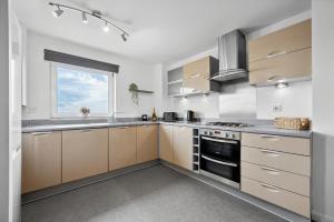 The Pinnacle by Cotels - CENTRAL LOCATION, PARKING, FIBRE WIFI, SMART TV, FULLY EQUIPPED KITCHEN
