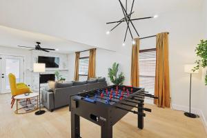 Modern Luxury x Backyard Pool Retreat 4-BD 2-BA