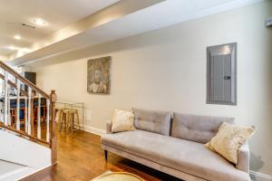 Centrally Located DC Row House Near Restaurants!