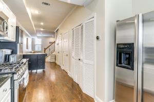 Centrally Located DC Row House Near Restaurants!