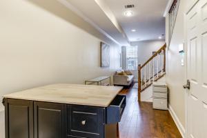 Centrally Located DC Row House Near Restaurants!