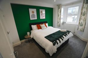 Spacious 5 Bed 3 Bath Gatwick House