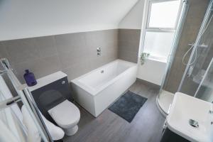 Spacious 5 Bed 3 Bath Gatwick House