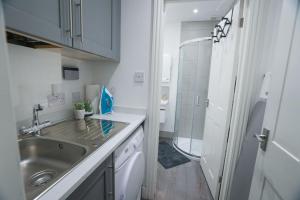 Spacious 5 Bed 3 Bath Gatwick House