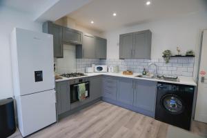 Spacious 5 Bed 3 Bath Gatwick House