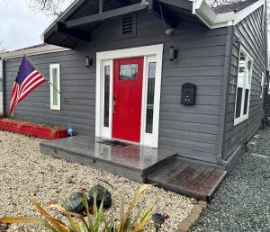 Charming Home, near beautiful park and tennis courts!