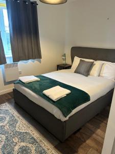 Spacious 2 bed 2 bath APT close to Cardiff Bay WMC City Centre Stadium with Parking