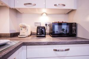 Charming 1BR House in Eccles with Free Parking