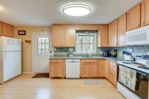 Deck and Lake Gaston Access Dog-Friendly Getaway