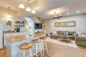 Lakefront Retreat with Dock, Patio and Grill in Bracey